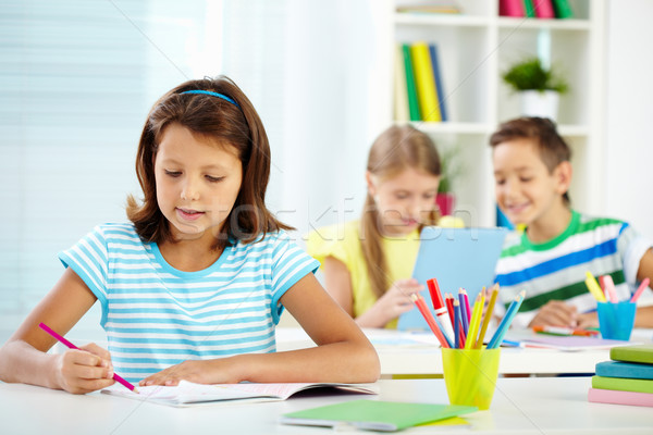 Fată desen portret la locul de muncă student creion Imagine de stoc © pressmaster