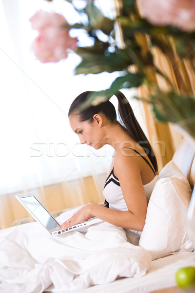 Munka kép csinos lány néz laptop Stock fotó © pressmaster