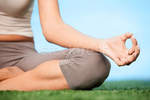 Tranquilidad primer plano femenino hierba palma ejercicio Foto stock © pressmaster