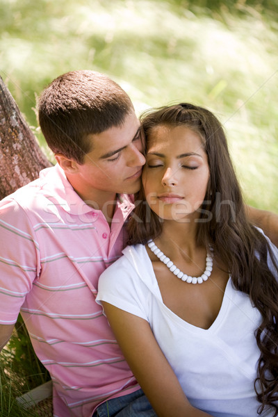 Placer imagen cariñoso hombre besar nina Foto stock © pressmaster