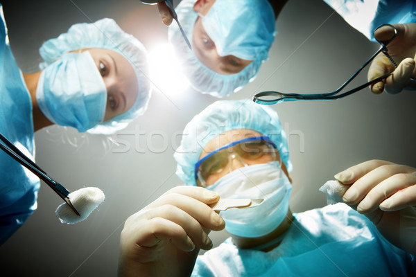 Urgent operatie trei chirurgii pacient Imagine de stoc © pressmaster