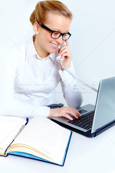 Foto stock: Trabajo · foto · feliz · mujer · de · negocios · llamando · escribiendo