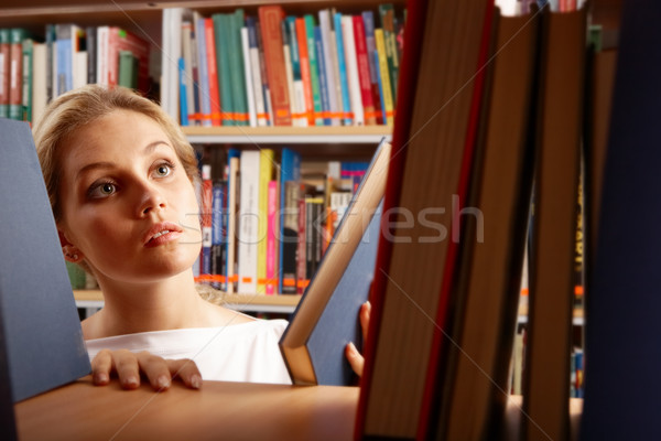 Foto stock: Nina · biblioteca · retrato · inteligente · estudiante · mirando