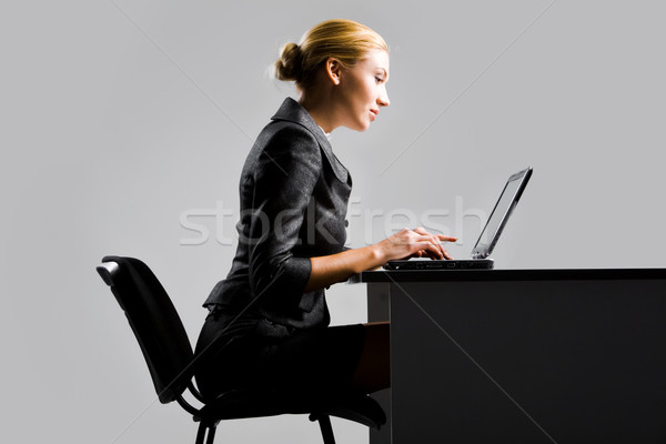 Professionali foto bella segretario digitando laptop Foto d'archivio © pressmaster