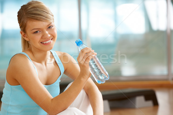 Erfrischung Porträt Mädchen halten Flasche Wasser Stock foto © pressmaster