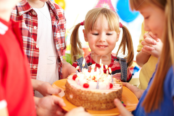 Compleanno tradizione cute ragazza guardando torta di compleanno Foto d'archivio © pressmaster