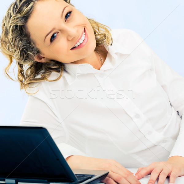 Moderne vrouw glimlachend blonde vrouw laptop Stockfoto © pressmaster