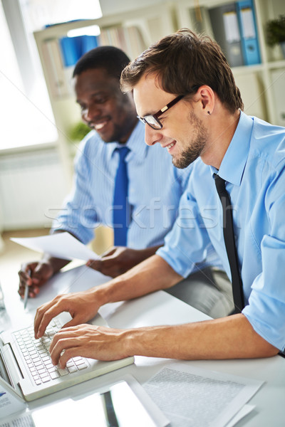 Foto stock: Dados · jovem · empresário · usando · laptop · parceiro · leitura