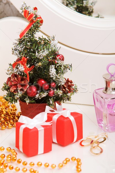 Karácsony ajándékok hölgy piperecikkek asztal doboz Stock fotó © pressmaster