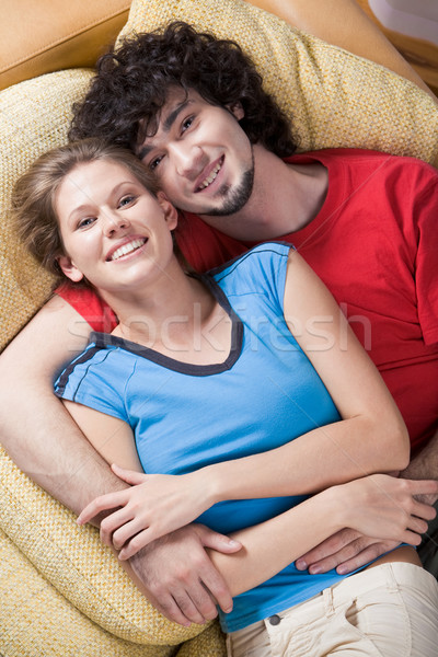 Kochliwy para obraz wesoły sofa patrząc Zdjęcia stock © pressmaster