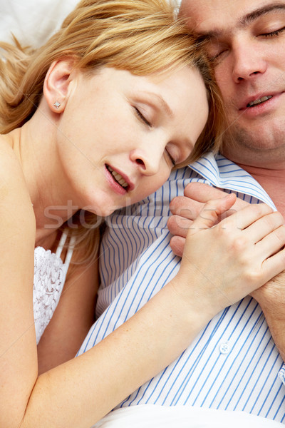 Dulces sueños primer plano familia dormir junto cama Foto stock © pressmaster