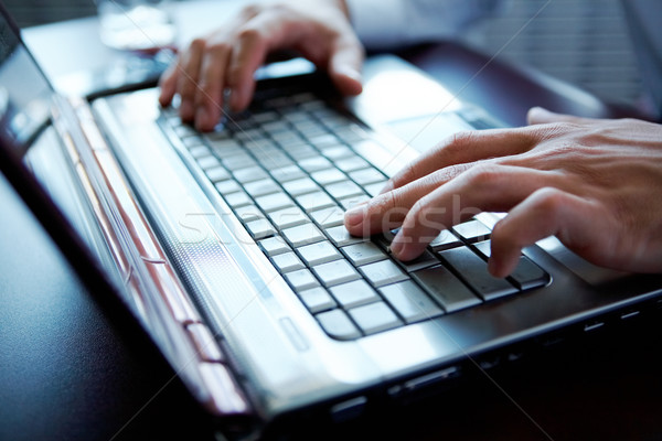 Laptop üzlet kezek férfi dolgozik számítógép Stock fotó © pressmaster