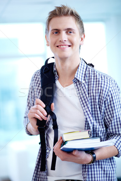 Diák fiatal fickó hátizsák tankönyvek néz Stock fotó © pressmaster