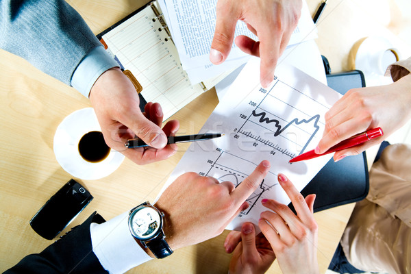 Trabalho em equipe imagem três pessoas de negócios negócio papel Foto stock © pressmaster