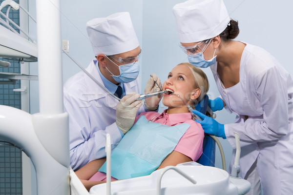 Curación dientes imagen dentista ayudante Foto stock © pressmaster