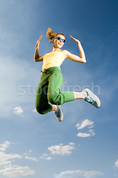 Hoogte afbeelding vrolijk meisje hoogspringen heldere Stockfoto © pressmaster