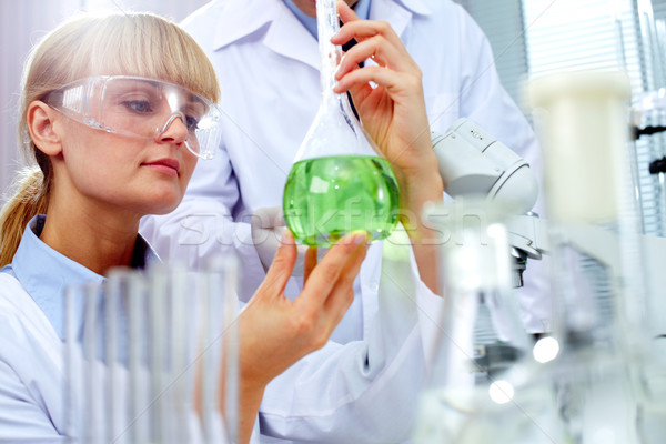 Untersuchung grünen Medizin weiblichen chemischen Person Stock foto © pressmaster