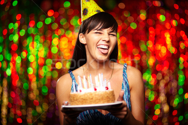 Smorfia ritratto divertente ragazza torta di compleanno guardando Foto d'archivio © pressmaster