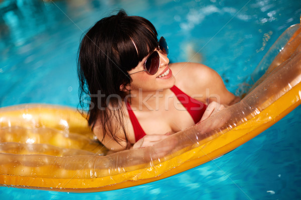 úszik matrac portré nő bikini napszemüveg Stock fotó © pressmaster