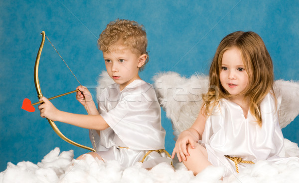 Doua îngeri portret tineri şedinţei nor Imagine de stoc © pressmaster
