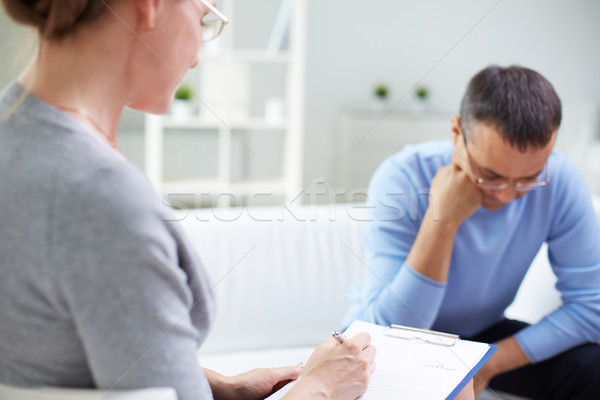 Terápia női pszichológus tanácsadás töprengő férfi Stock fotó © pressmaster