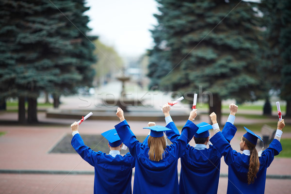 Extatic studenţi absolvire echipă Imagine de stoc © pressmaster