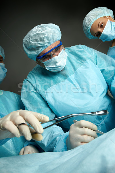 Stock fotó: Nehéz · operáció · oldalnézet · három · sebészek · férfi