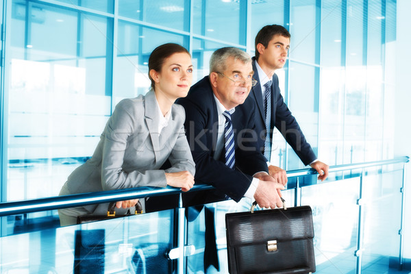Elmélkedés három üzletemberek iroda néz egy Stock fotó © pressmaster