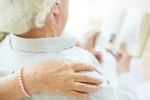 Hand Schulter Senior weiblichen Ehemann Stock foto © pressmaster