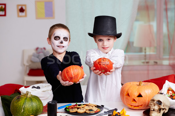 Halloween este fotó kettő kísérteties fiúk Stock fotó © pressmaster
