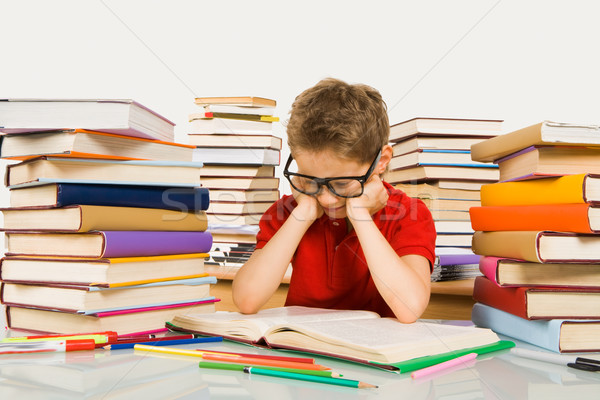 Szorgalmas okos fiatalság szemüveg néz nyitott könyv Stock fotó © pressmaster