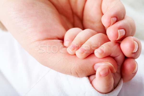 Mână copilaresc atingere femeie deget mare Imagine de stoc © pressmaster