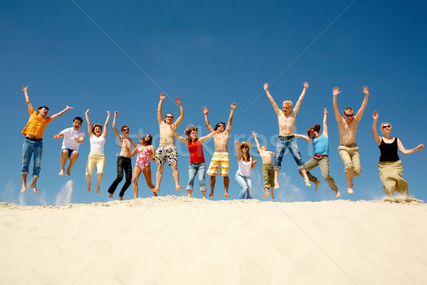 Foto d'archivio: Dinamica · persone · folla · amici · jumping · spiaggia · di · sabbia