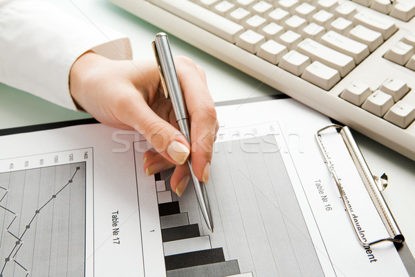 Foto stock: Proyecto · primer · plano · femenino · mano · pluma · de · trabajo