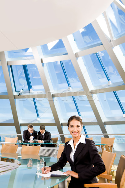 Vrouw vergadering conferentiezaal glimlachend venster kamer Stockfoto © pressmaster