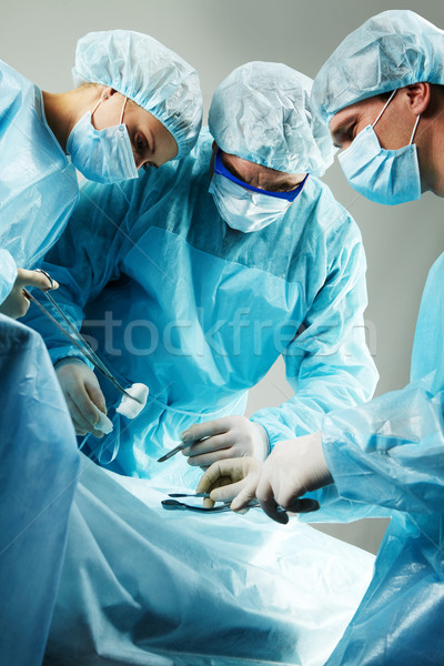 Foto d'archivio: Tre · chirurghi · occupato · paziente · uomo · medico