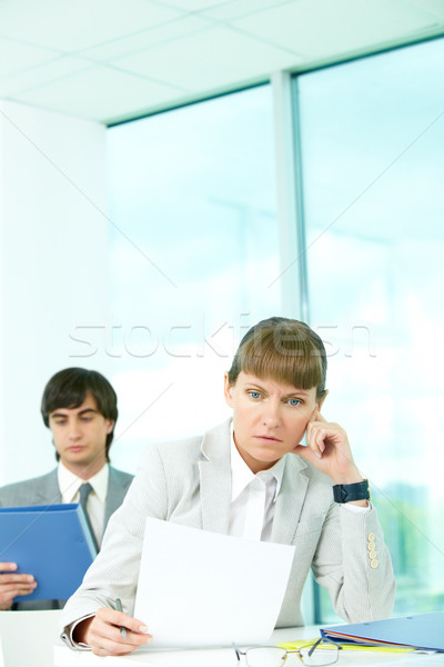 Unerwartet Ergebnisse Frau Manager schauen Papier Stock foto © pressmaster