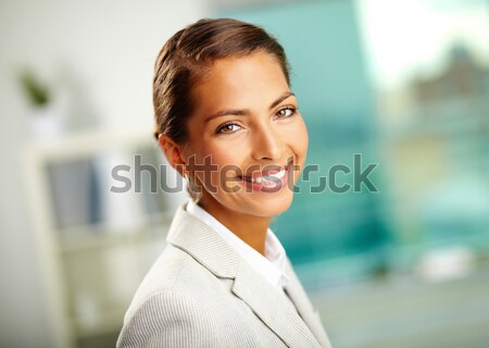 Vrouwelijke werkgever portret geslaagd naar camera Stockfoto © pressmaster