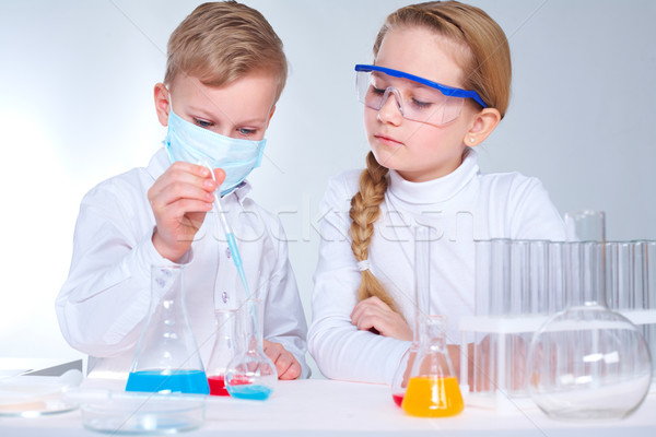 Kinder Wissenschaftler zwei chemischen Mädchen Stock foto © pressmaster