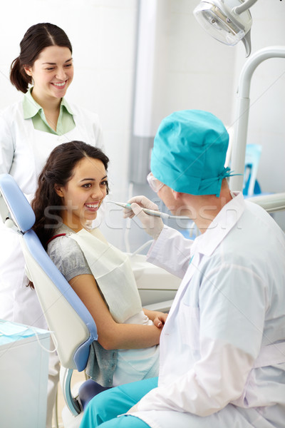 Tandheelkundige zorg vrolijk patiënt vriendelijk arts assistent Stockfoto © pressmaster
