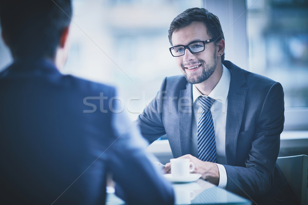 Rekrutierung Bild jungen Geschäftsmann sprechen Kollege Stock foto © pressmaster