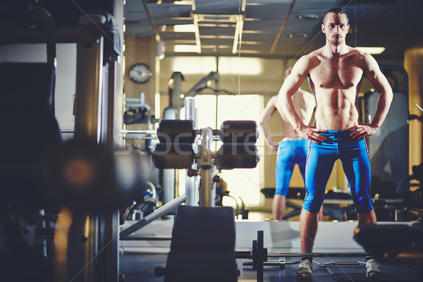 Topless imagine om în picioare sală de gimnastică Imagine de stoc © pressmaster
