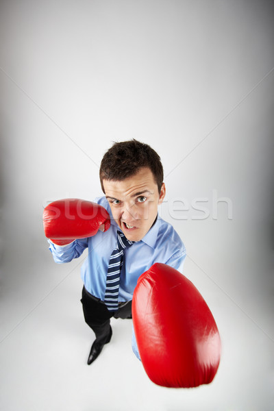 Atacar olho de peixe agressivo boxeador vermelho luvas Foto stock © pressmaster