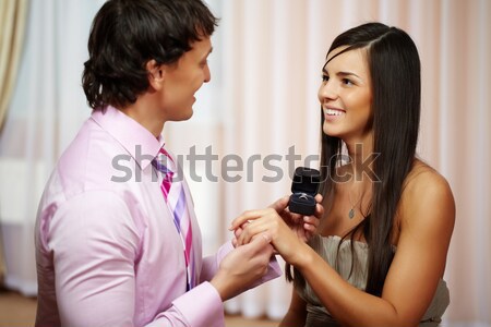 Propuesta joven anillo de compromiso compañera mujer Foto stock © pressmaster