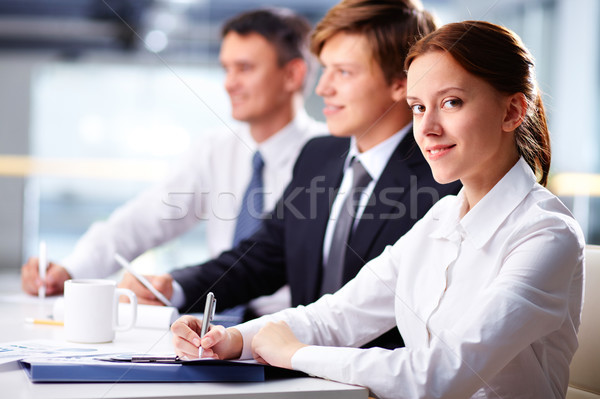 Geschäftsfrau Seminar drei Geschäftsleute Sitzung lächelnde Frau Stock foto © pressmaster