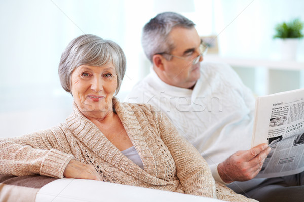 Gnädig reife Frau schauen Kamera Ehemann Stock foto © pressmaster
