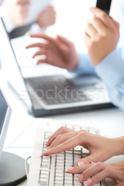 Stockfoto: Werken · typen · vrouwelijke · handen · kantoor · internet