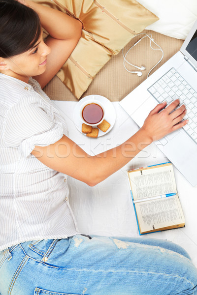 Werken bed jong meisje computer laptop technologie Stockfoto © pressmaster
