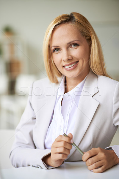 Elegáns üzletasszony fiatal néz kamera mosoly fogakkal Stock fotó © pressmaster