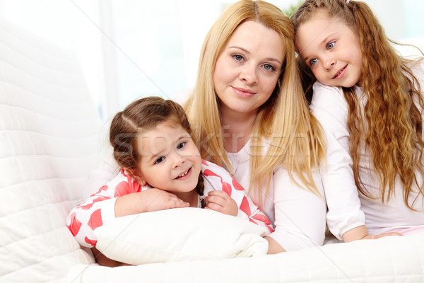 Kinderbetreuung liebevoll Mutter zwei ziemlich Familie Stock foto © pressmaster